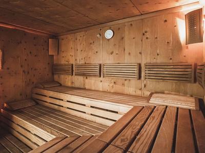 Helle Holzausstattung einer Finnischen Sauna mit Rückenlehnen und zwei kleinen Fenstern.