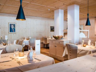 Modernes Badezimmer mit Badewanne, Waschbecken auf Holzunterschrank und großem ovalem Spiegel.