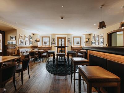 Eleganter Hotel-Speisesaal mit Holzmöbeln und warmem Ambiente