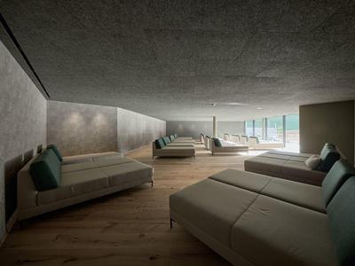 Modern eingerichteter Lounge-Bereich mit Sofas und Holzboden in einem Hotel.