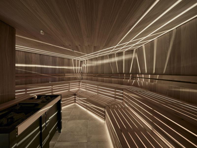 Moderner Spa-Raum mit Holzwänden und integrierter LED-Beleuchtung