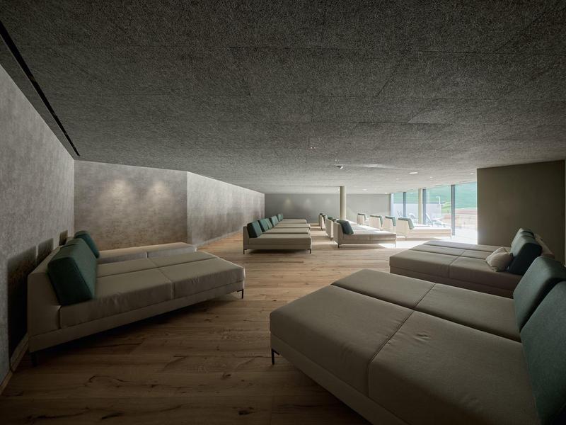 Modern eingerichteter Lounge-Bereich mit Sofas und Holzboden in einem Hotel.