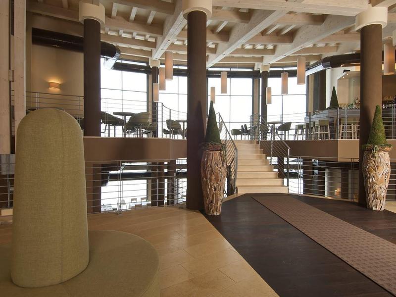 Modernes Hotellobby-Interieur mit gemütlichen Sitzbereichen und Treppenaufgang.