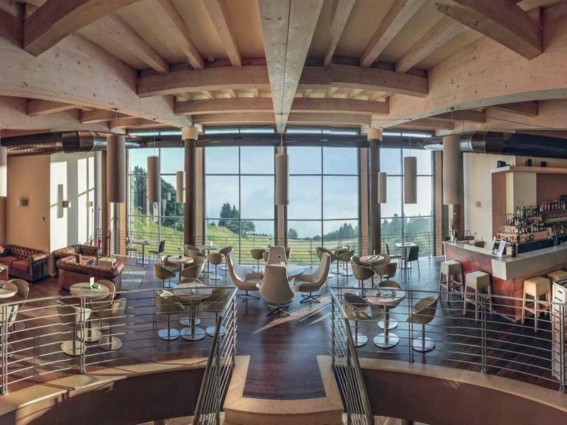 Moderner Hotel-Loungebereich mit Holzbalkendecke und Panorama-Meerblick