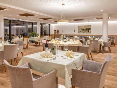 Ristorante elegante con tavoli apparecchiati e sedie comode in un'atmosfera calda.