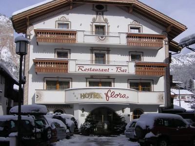 Tradiční hotel s restaurací v zasněžené horské vesnici.