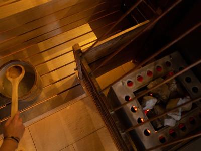 Semikreisförmiges Geräusch zwischen Tamburin und Hand mit Schlägel auf Holzlattenboden.