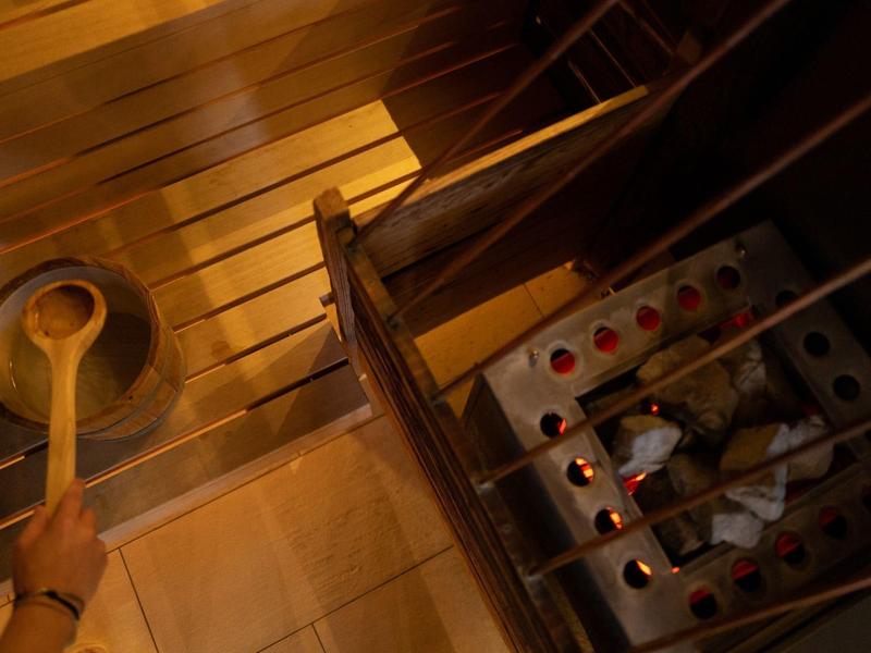 Semikreisförmiges Geräusch zwischen Tamburin und Hand mit Schlägel auf Holzlattenboden.