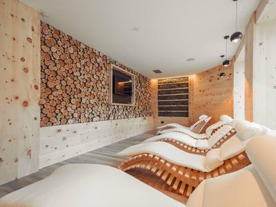 Gemütlicher Ruheraum mit Holzwänden und liegenden Sesseln, ideal für Entspannung im Hotel.