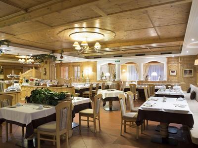 Traditionelles Restaurant mit Holzmöbeln und gedeckten Tischen in warmem Licht.