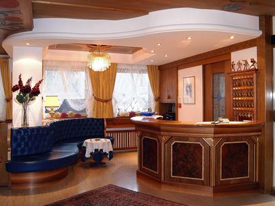 Réception élégante d'hôtel avec éclairage doré et intérieur en bois stylé.