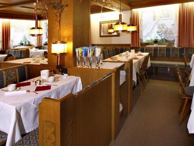 Restaurant confortable avec tables dressées et décoration en bois chaleureux