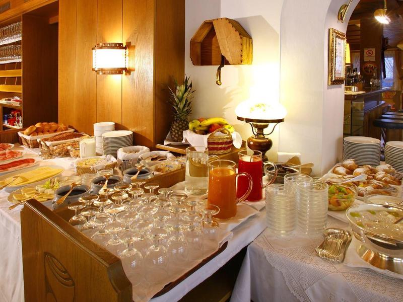 Buffet avec boissons et snacks dans un restaurant d'hôtel chaleureusement éclairé.
