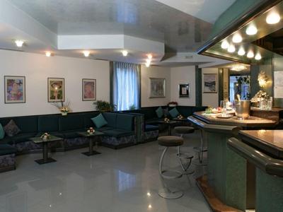 Espace salon d'hôtel confortable avec sièges et bar à l'arrière-plan