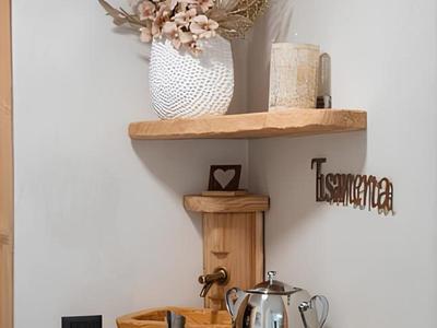 Koffiebalie met vintage koffiemolen, koffiepot, fruitschaal en decoratie op houten planken.