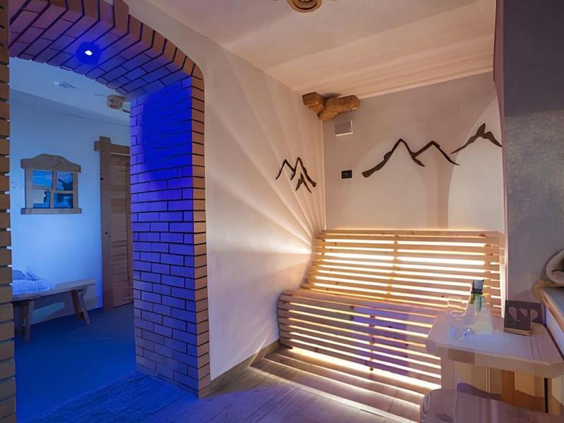 Moderne sauna met verlicht houten bank en ontspannende sfeer.