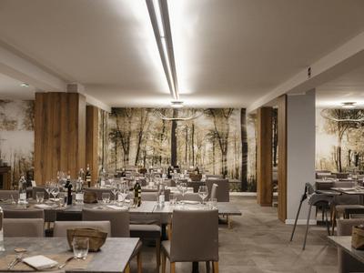 Moderní jídelní prostor hotelové restaurace s stolky, židlemi a nástěnnou malbou lesa.