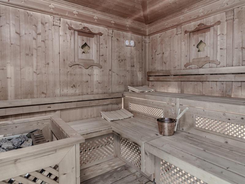 Vue intérieure d'un sauna confortable avec bancs en bois et poêle à sauna.