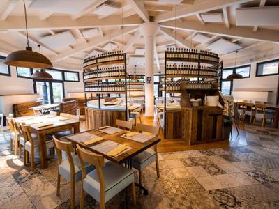 Restaurant moderne avec mobilier en bois et étagères ouvertes dans un espace lumineux et aéré.