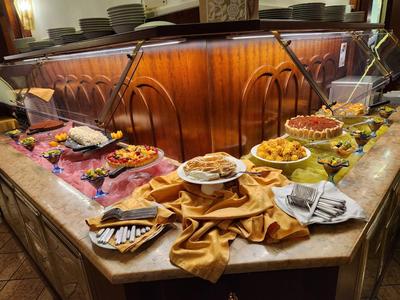 Buffet mit verschiedenen Speisen auf einer Marmorplatte in einem Hotelrestaurant.