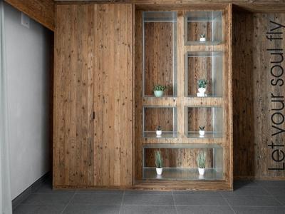 Moderner Innenraum mit Holzverkleidung und Regalen, stilvoll für Hotel oder Ferienwohnung.
