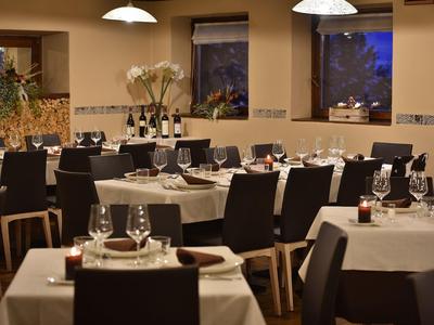 Elegantes Restaurant mit gedeckten Tischen und gedämpfter Beleuchtung.