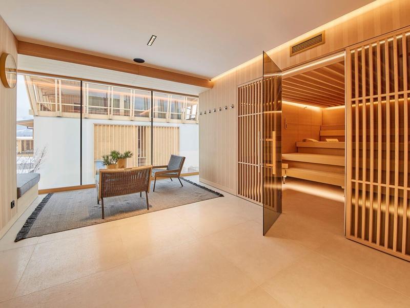 Moderní wellness s finskou saunou a odpočívárnou s výhledem do nádvoří.