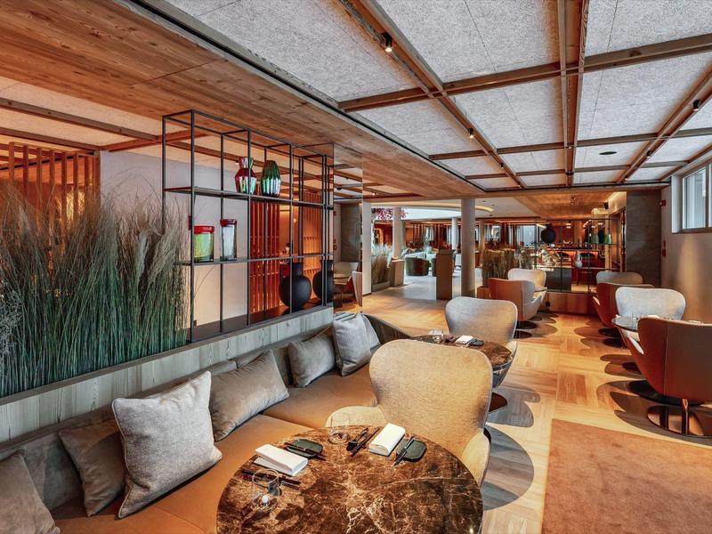 Pohodlná hotelová hala s komfortním sezením a teplým dřevěným dekorem.
