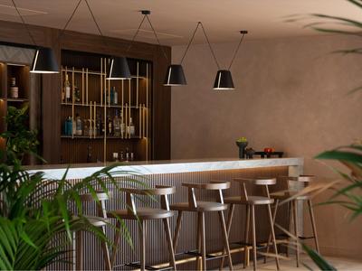 Nowoczesny bar hotelowy z drewnianym konturem, stołkami barowymi i zielonymi roślinami.