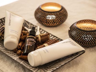 Set benessere con creme e candele profumate in un cestino su un tavolo