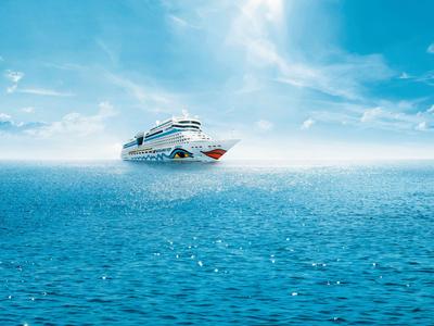 Un grand navire de croisière navigue sur la mer ouverte sous un ciel bleu ensoleillé.