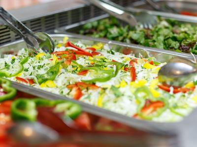Buffet di insalata fresca con peperoni verdi e rossi in un hotel.