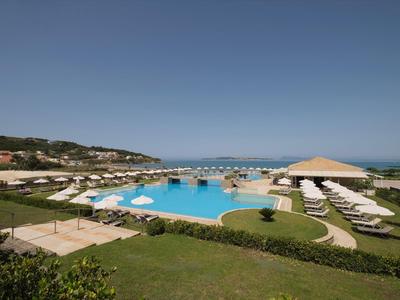 Piscina dell'hotel con lettini e vista sul mare sotto un cielo sereno