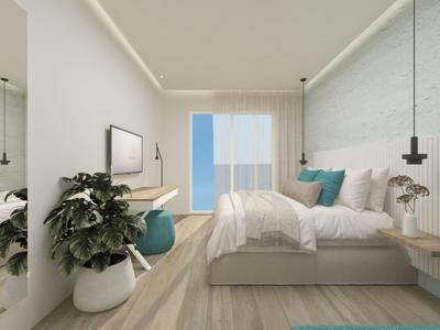 Modernes Schlafzimmer mit Doppelbett, großem Spiegel, Pflanzen und Zugang zu Balkon mit Meerblick.