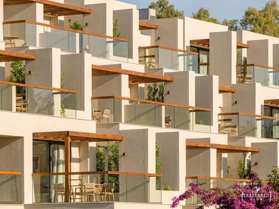 Moderne Hotelterrassen mit weißen Wänden und Holzdetails bei Sonnenlicht