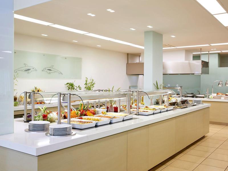 Helles Buffet mit einer Auswahl an Speisen in einem modernen, sauberen Speisesaal.