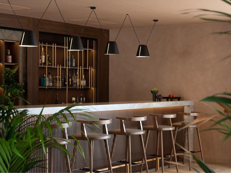 Moderner Barbereich mit hellen Hockern, Holzregalen und grünen Pflanzen, warm beleuchtet.