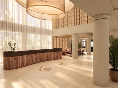 Große Hotellobby mit hellem Boden, Empfangstheke und modernen Lichtelementen.
