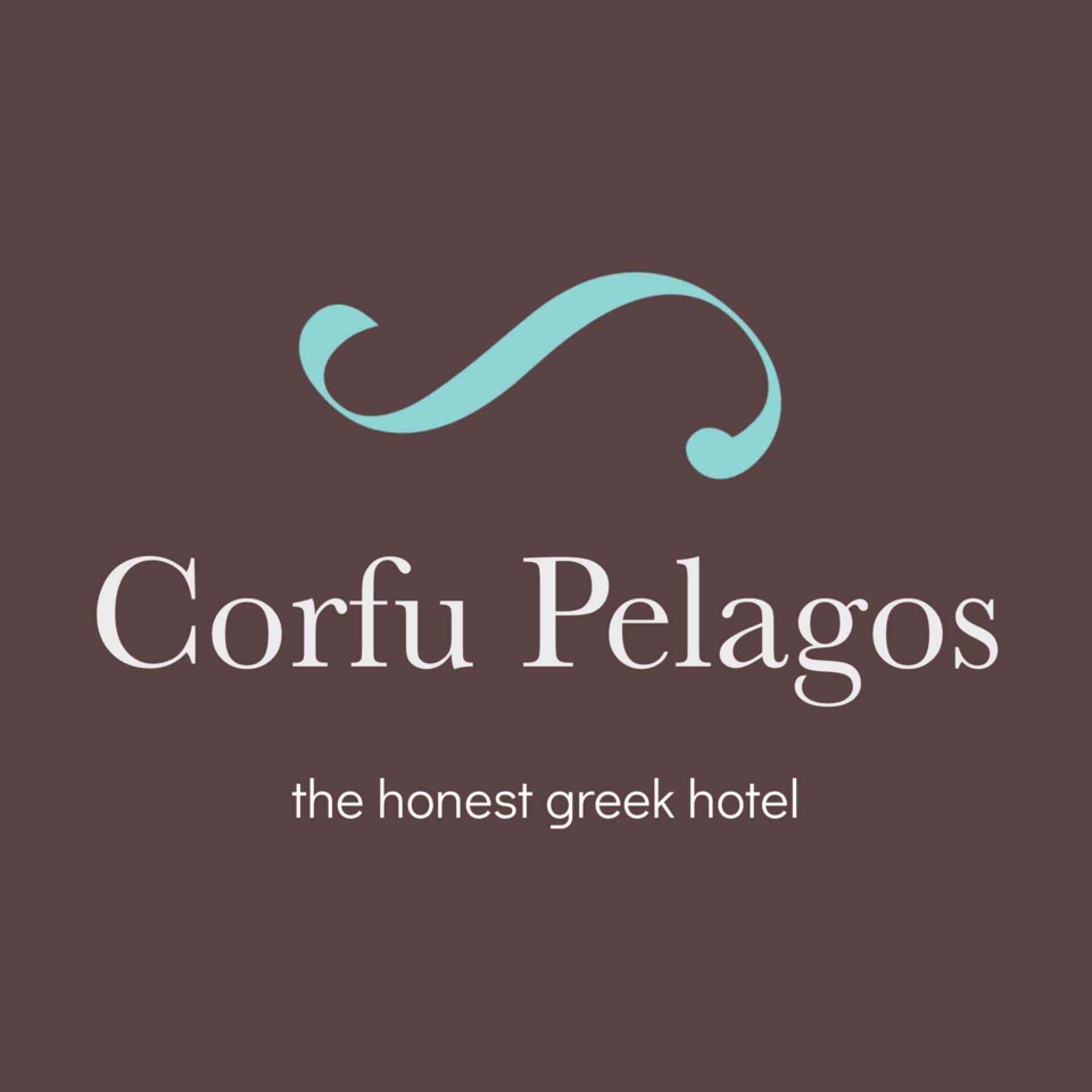 Logo des Corfu Pelagos Hotels mit blauem Schwung auf braunem Hintergrund.