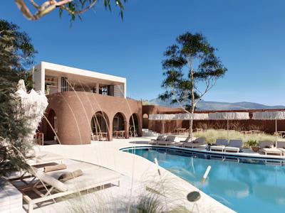 Moderner Hotelpool mit Liegestühlen und Pflanzen unter blauem Himmel.