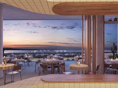 Moderner Hotel-Loungebereich mit Tischen, Stühlen und Panoramablick auf die Stadt bei Sonnenuntergang.