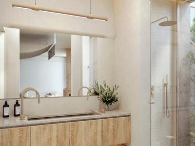 Modernes Badezimmer mit Holzwaschbecken, großem Spiegel und Duschbereich mit natürlichem Licht.