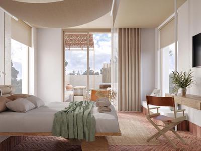 Helles Hotelzimmer mit Doppelbett, Teppichboden, Schreibtisch und Balkon mit Blick auf Stadt.
