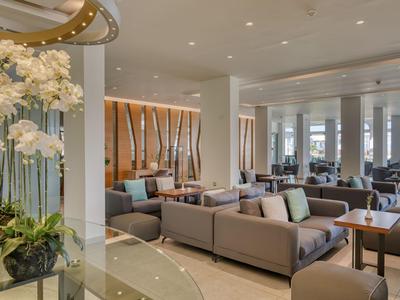 Moderne Hotellobby mit gemütlichen Sitzbereichen und stilvollen Dekorationen.