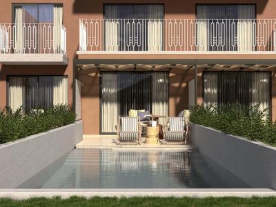 Moderner Hotelbereich mit Patio, Sesseln und Pool vor einem Gebäude mit Balkonen.