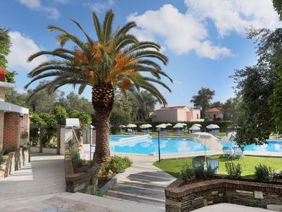 Hotelpool mit Palmen, Liegestühlen und Sonnenschirmen unter blauem Himmel
