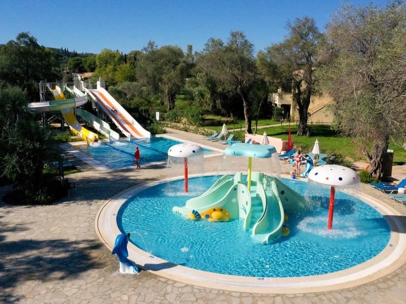 Kinderbecken mit Rutschen und Wasserspielen in einem Hotel-Freizeitbereich