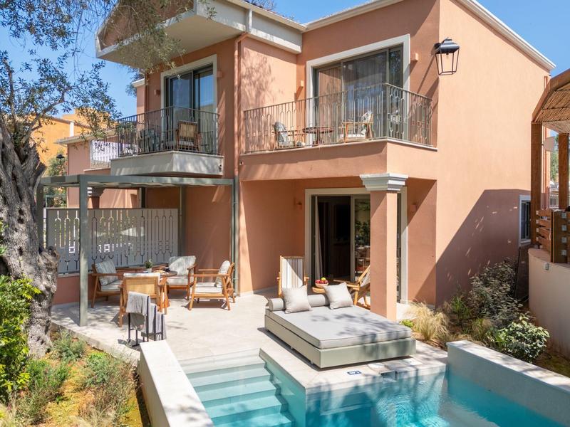 Modernes Ferienhaus mit Terrasse, Pool und komfortablen Sitzgelegenheiten im Garten