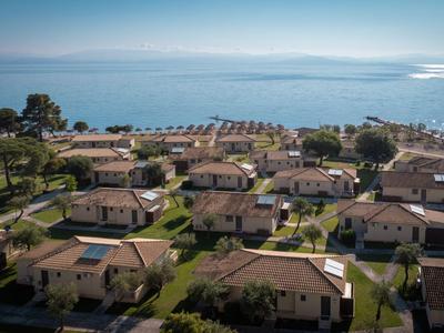 Maisons de vacances avec vue sur la mer dans un emplacement côtier ensoleillé