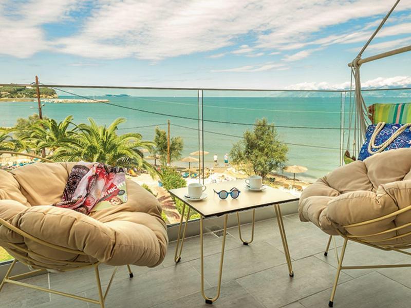 Balkon mit zwei bequemen Sesseln, Tisch und Meerblick an der Küste.